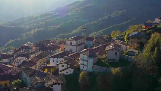 意大利布雷西亚多洛米蒂山脉贝尔普拉托山村的鸟瞰图。