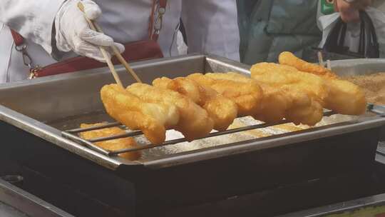 街头油炸食物制作场景