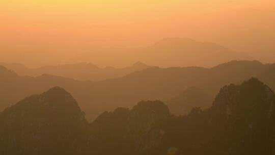 夕阳下的连绵群山