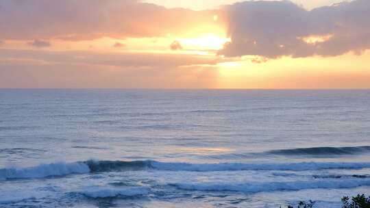 唯美海上日出海面夕阳海浪翻滚阳光穿过云层