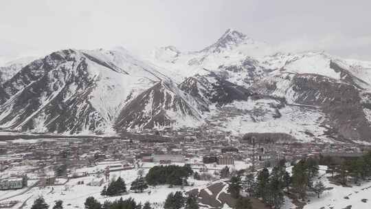 佐治亚州斯捷潘茨明达美丽雪山的鸟瞰图