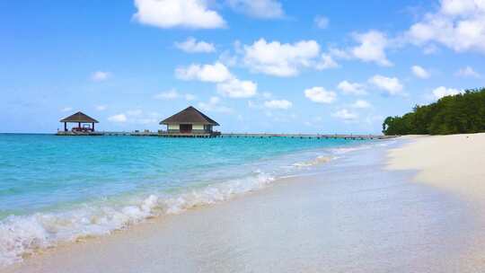 晴天马尔代夫碧蓝色大海、沙滩与水屋 4K