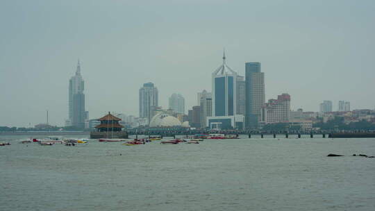 青岛国庆假期阴雨天的栈桥景区