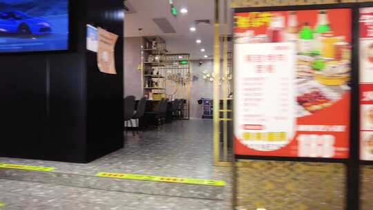 商场餐饮店铺顾客排队用餐