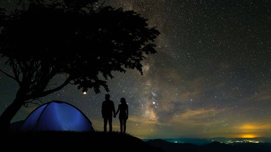 夜晚情侣在山顶看流星雨