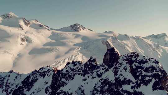 航拍山脉雪山