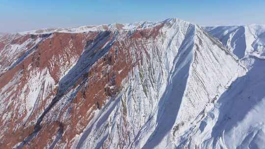 航拍新疆冬季安集海大峡谷红色山脉雪山河流