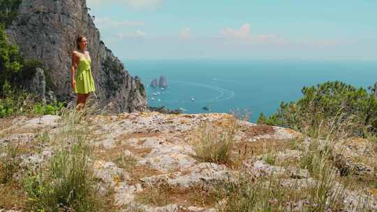 观光，女人，崎岖的山顶，海岸