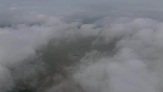 航拍夏季雨后武汉二七长江大桥平流雾风光