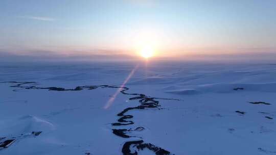 辽阔雪原蜿蜒特泥河唯美夕阳