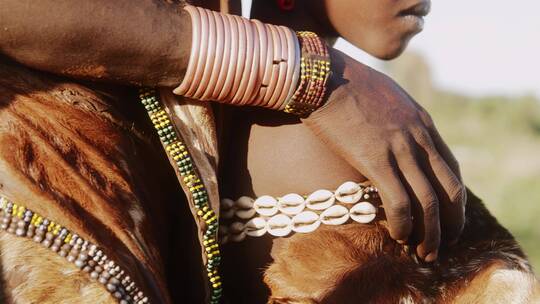 非洲部落传统服装上的珠宝配饰视频素材模板下载