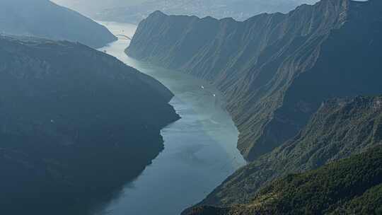 8K长江巫峡江面上船舶船只繁忙航运延时