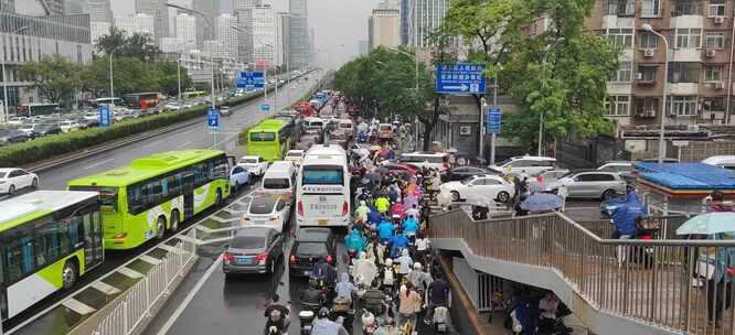 北京三环辅路城市街道雨天交通拥堵景象
