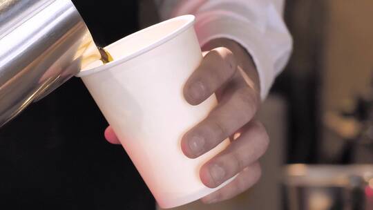 咖啡师用玻璃杯提供咖啡视频素材模板下载