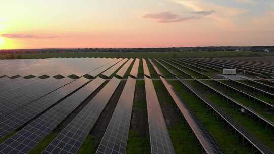 初冬明亮日落时太阳能农场大型太阳能电池板的无人机视图视频素材模板下载