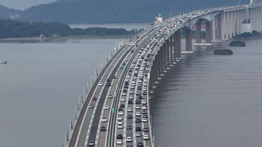 虎门大桥假期返程车流高峰