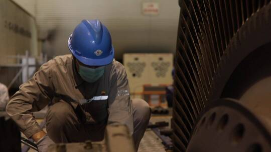 工人拧螺丝机械维修设备安装 厂区工人工作