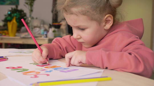 小女孩在桌子上画画