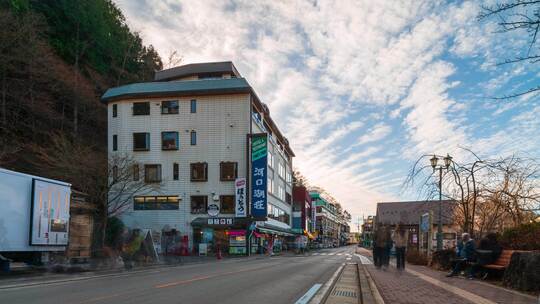 日本河口湖街道蓝天白云延时