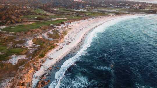 加州蒙特雷海岸沙滩和高尔夫球场的鸟瞰图