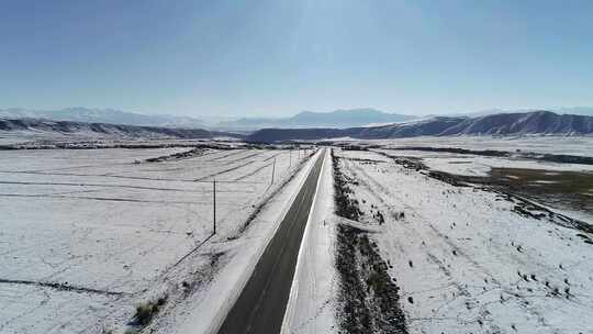 沥青公路和积雪土地的无人机镜头