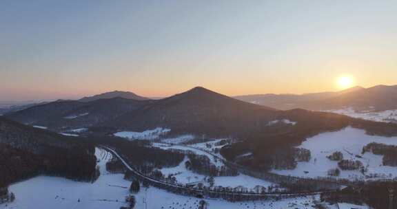 日落时分的雪后群山壮美景观