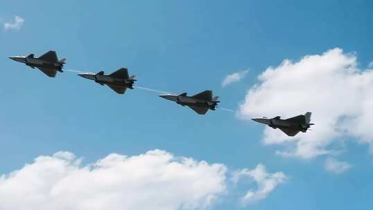 多架战斗机空中编队飞行