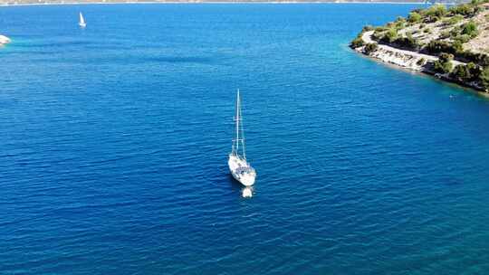 希腊埃里索斯阿吉亚索菲亚海滩附近的豪华游艇航行。天线