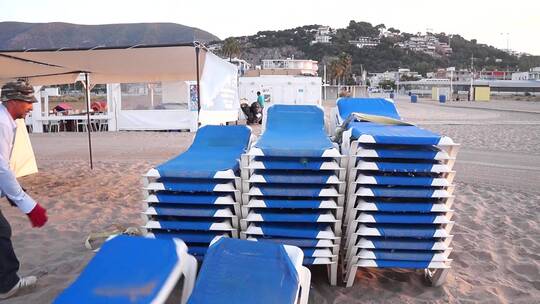 许多蓝色沙滩躺椅