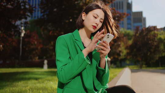 美丽的韩国女人正在社交媒体或智能手机肖像户外应用程序中发送消息