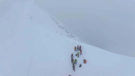 航拍登顶四川贡嘎山区贡巴峰雪山的登山者