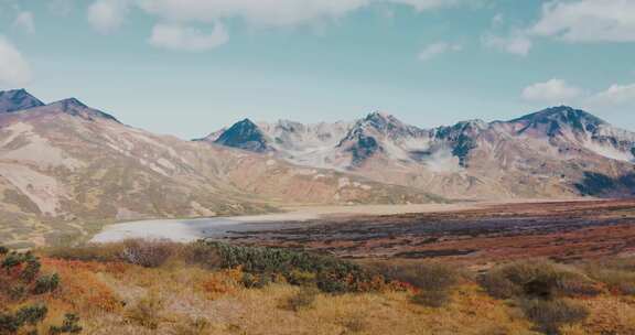 人们在山上徒步旅行无人机镜头