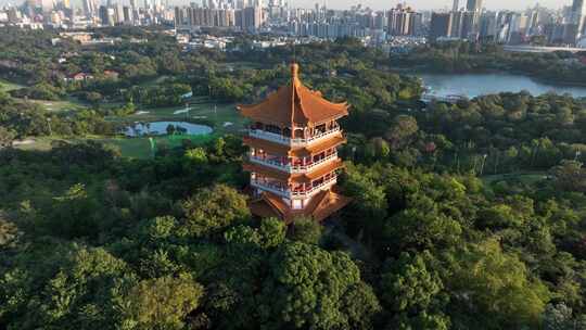 中国广东省广州市麓湖公园远眺城区