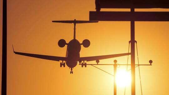 日落时分飞机降落在机场视频素材模板下载