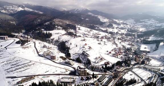 冬季山区滑雪场运动村的鸟瞰图