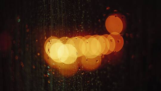 下雨雨滴窗户外灯光特写