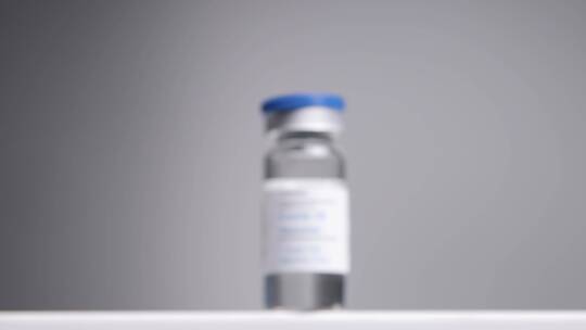 低角度拍摄新冠肺炎疫苗小瓶