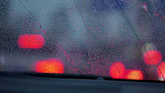 雨天车内挡风玻璃红绿灯雨刷视频素材模板下载