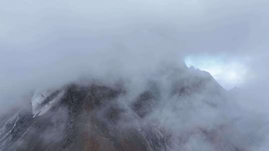 航拍四川岷山山脉雪宝顶群山云海风光