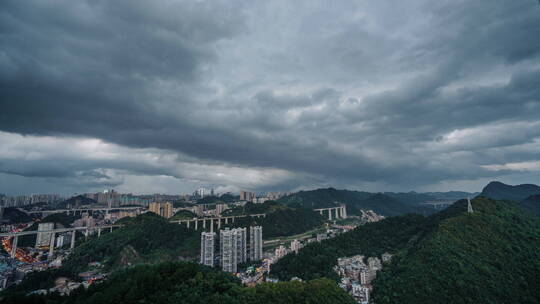 暴雨前云层涌动