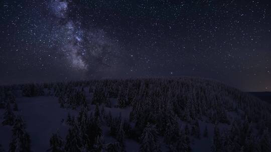 银河系冬季森林山