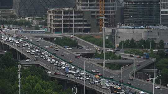 城市高架公路车水马龙