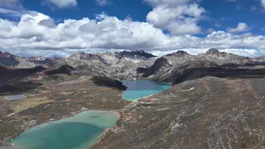 航拍晴朗天气下的四川甘孜姊妹湖风景