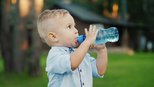 小朋友喝瓶子里的水