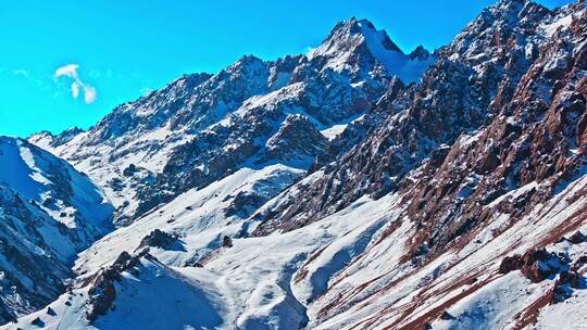 帕米尔旅游区的雪山