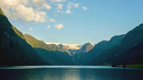 洛瓦内特湖全景，白天在挪威洛恩-延时