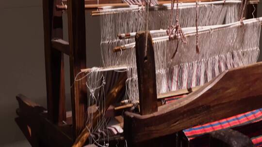 【镜头合集】老式织布机飞梭纺车纺织