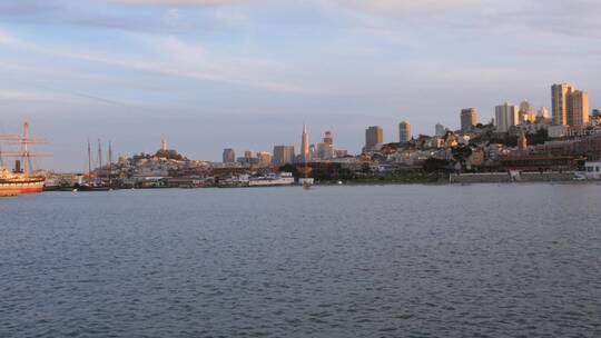 日落时分的旧金山海滨