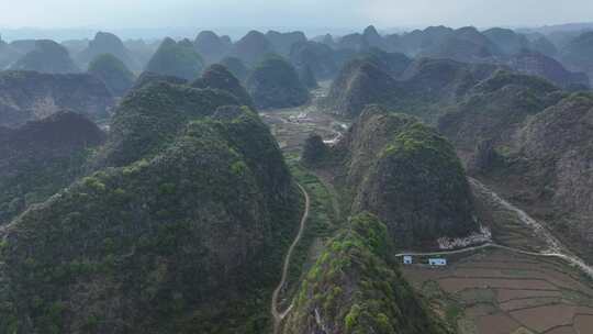 贵州安顺市高荡村千年布依古寨峰林风光