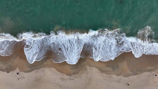 航拍俯瞰海南万宁沙滩海浪